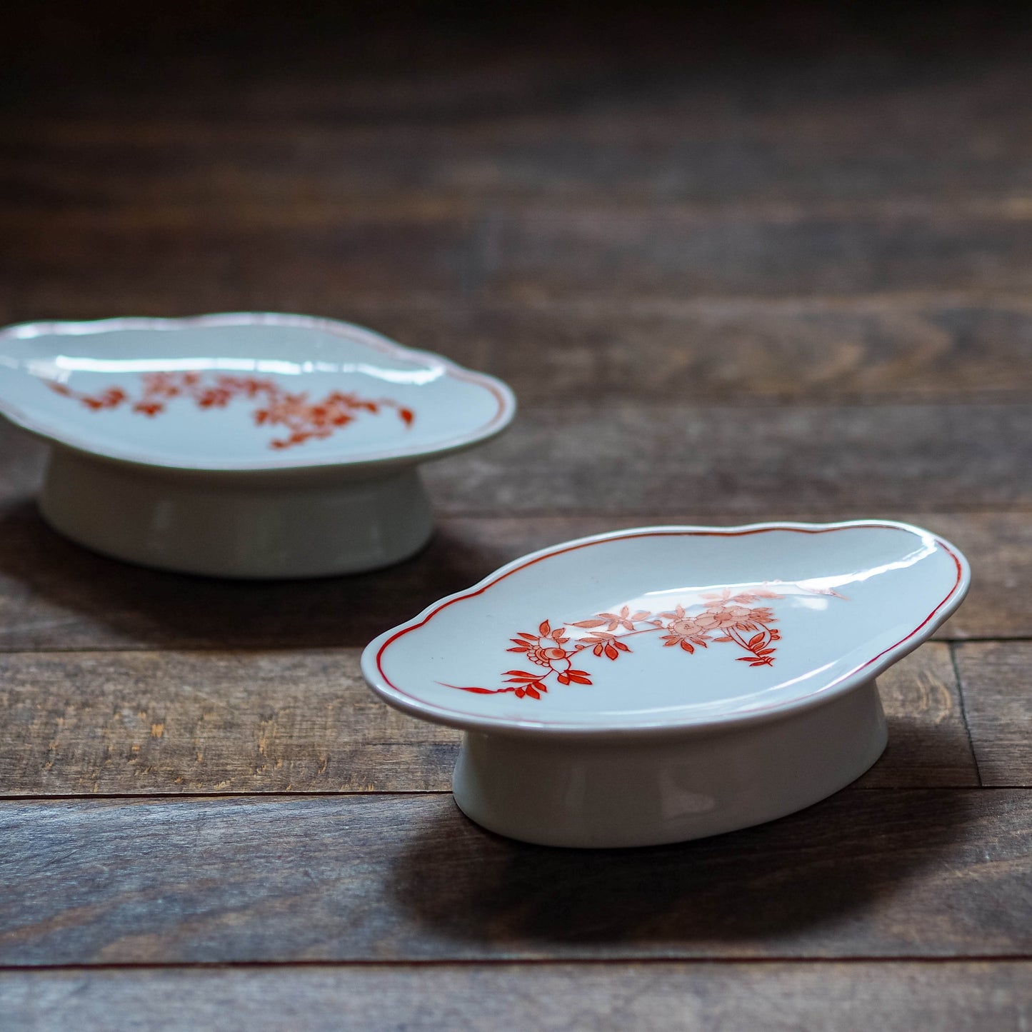 ペニンシュラ 足つきプレート