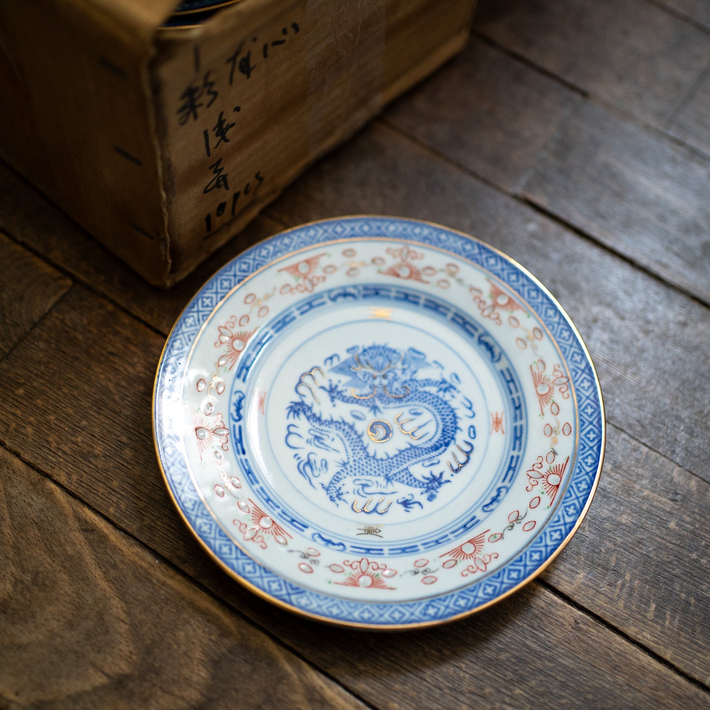 『丸皿18センチ-dragon』景徳鎮ホタル金彩