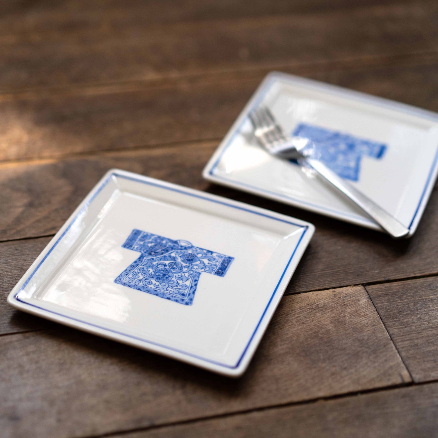 手描きのスクエアプレート Blue dress