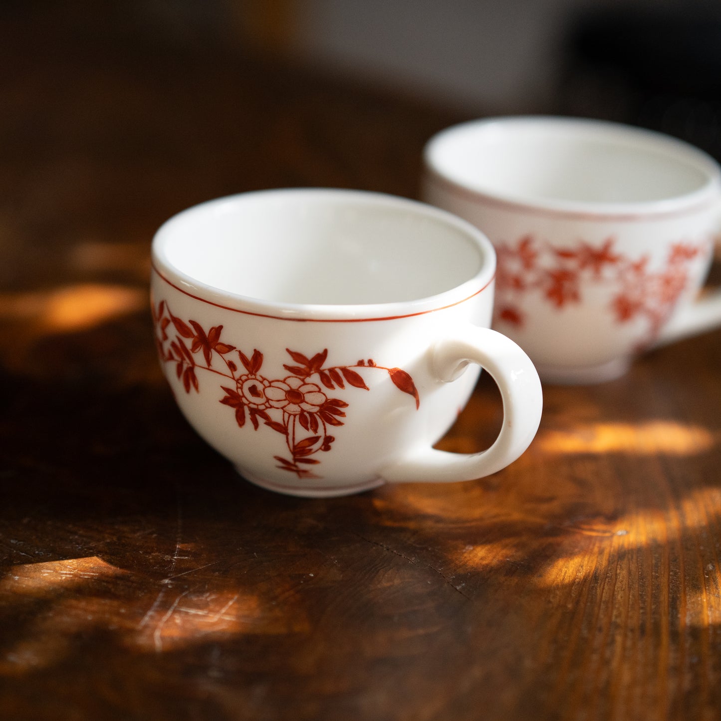 『手描きのティーカップ』ペニンシュラ