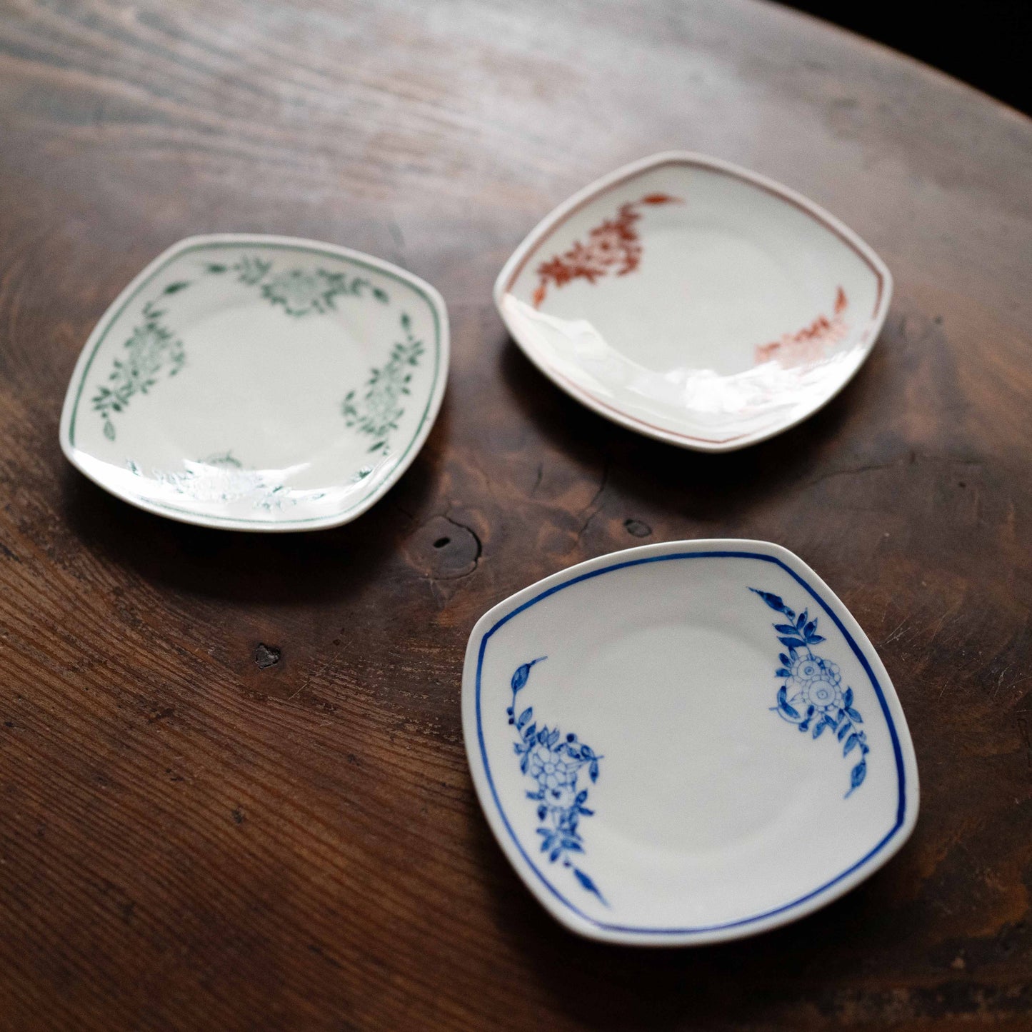 ペニンシュラ 手描きのちいさなプレート