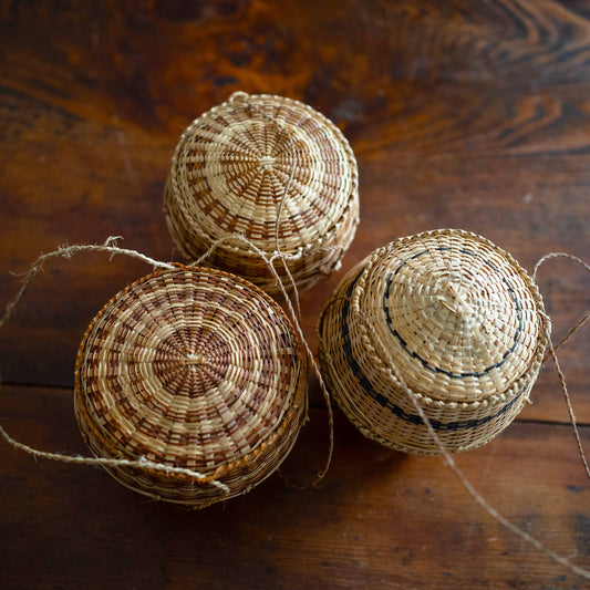 『ティップカオ(足つき)』ラオスのおひつ