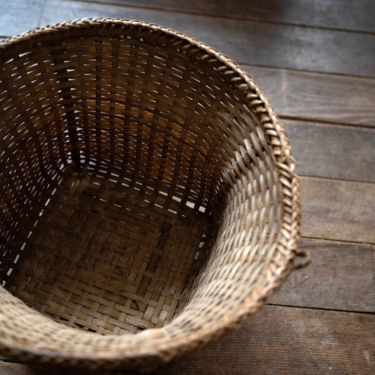 『耳付きのバスケット』ラオス