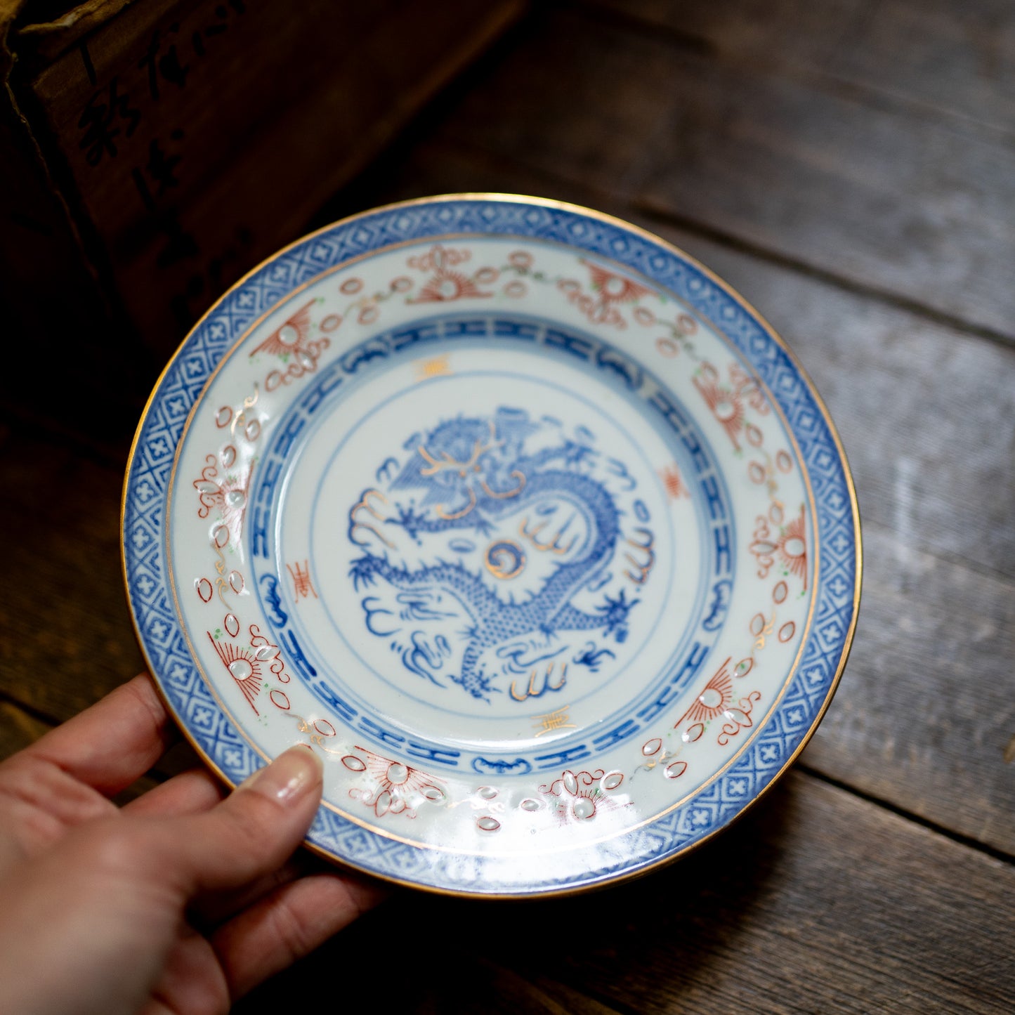 『丸皿18センチ-dragon』景徳鎮ホタル金彩