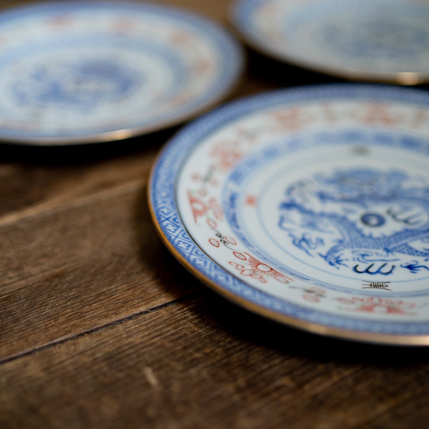 『丸皿18センチ-dragon』景徳鎮ホタル金彩