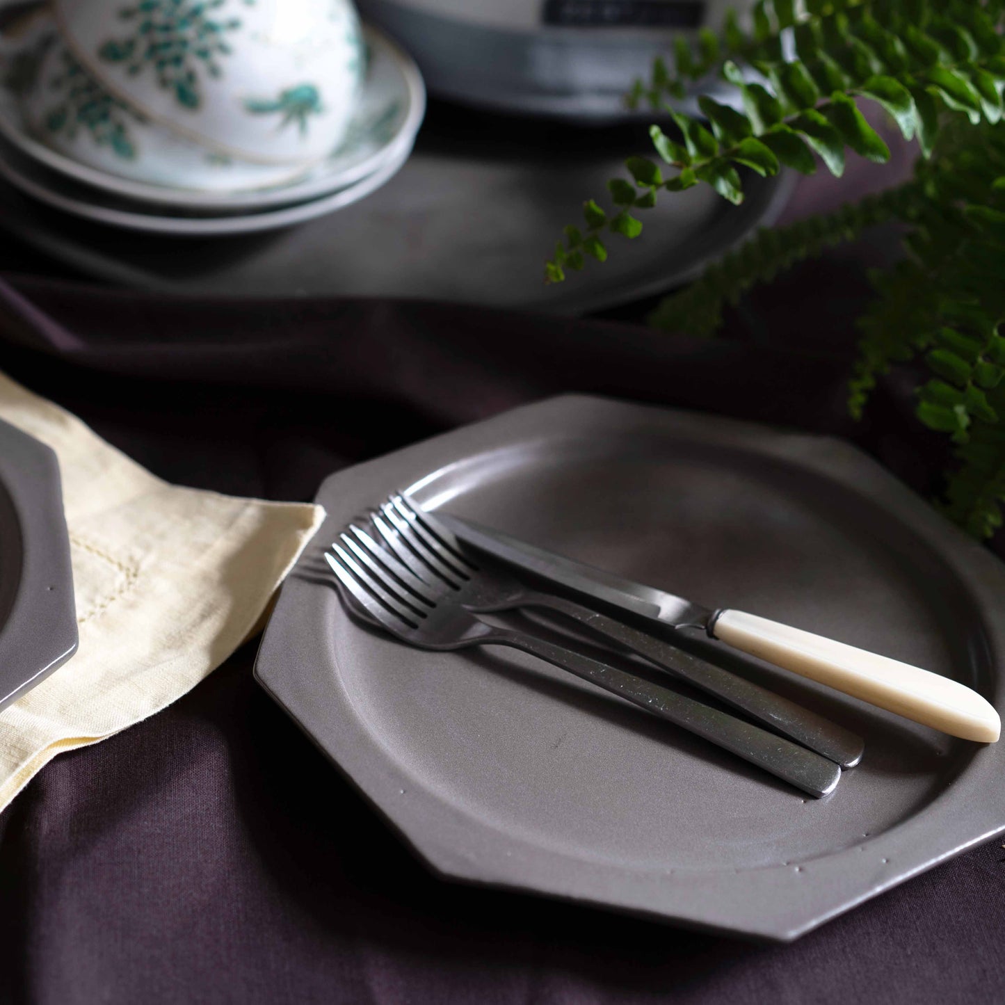 『グレーの八角プレート』丸十製陶