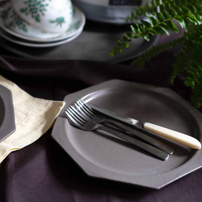 『グレーの八角プレート』丸十製陶